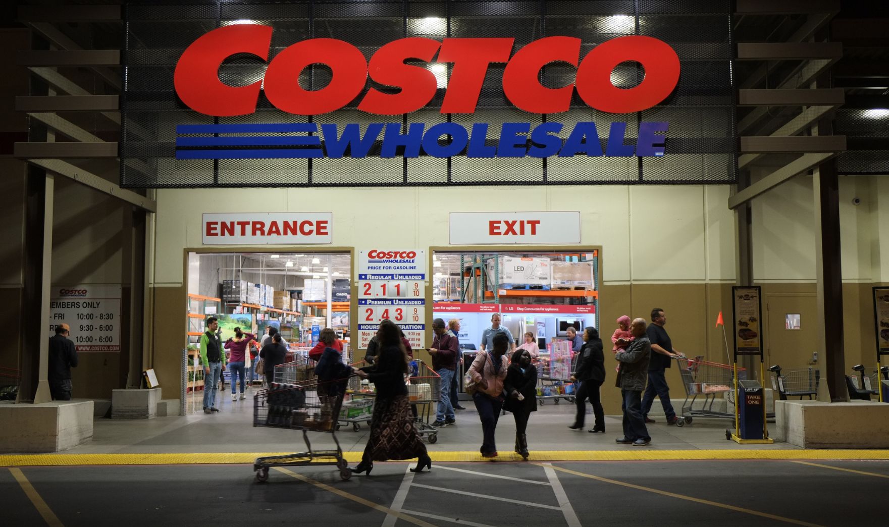 8 Genius Ways Costco Stays on Top