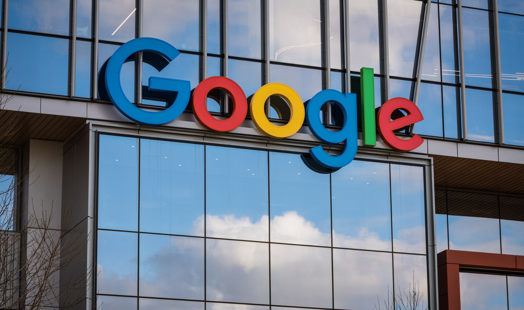 It’s a Great Year for GOOGL: Should You Be Buying?